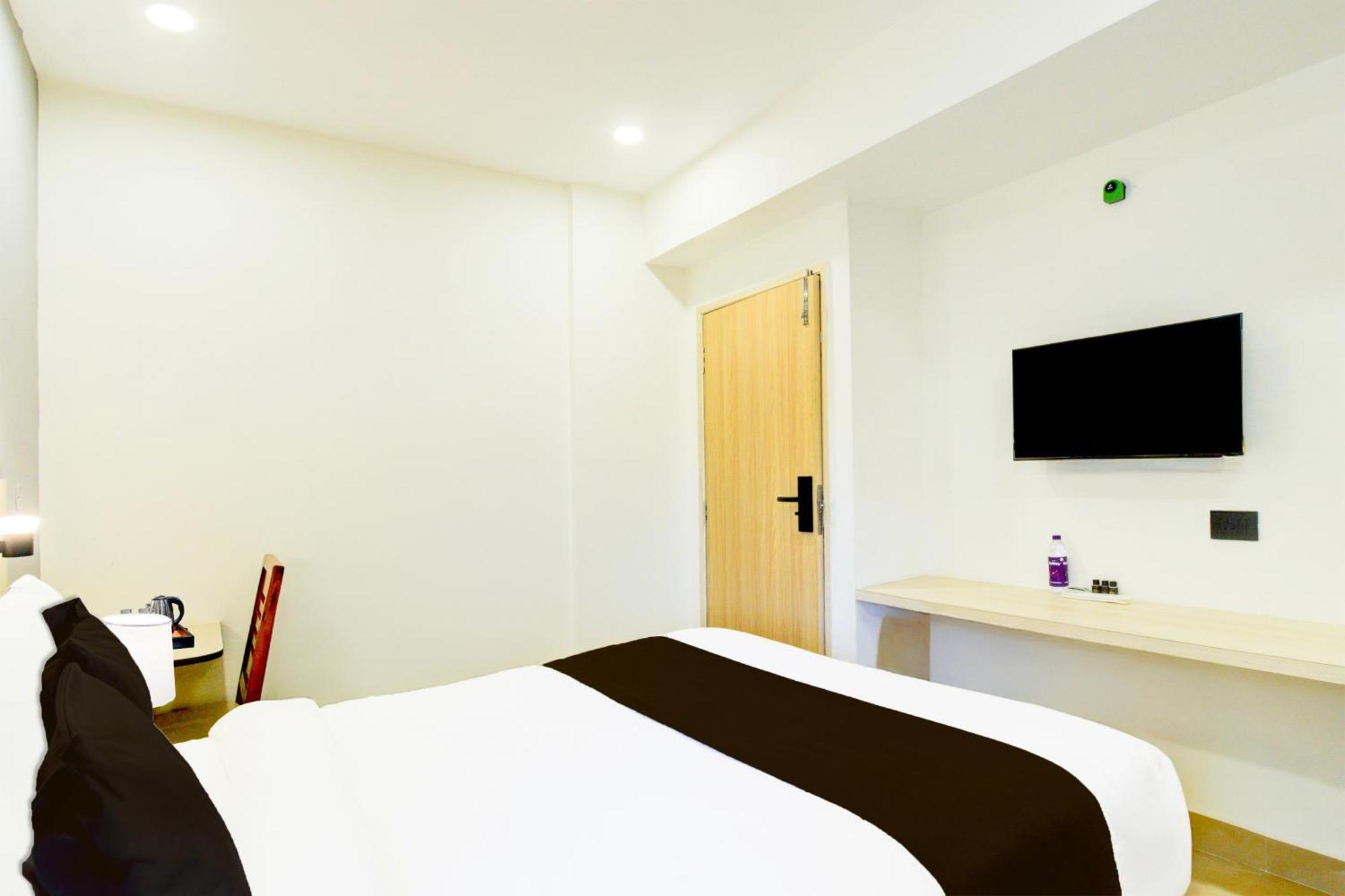 Townhouse Aarav Business Hotel Haiderabad Buitenkant foto