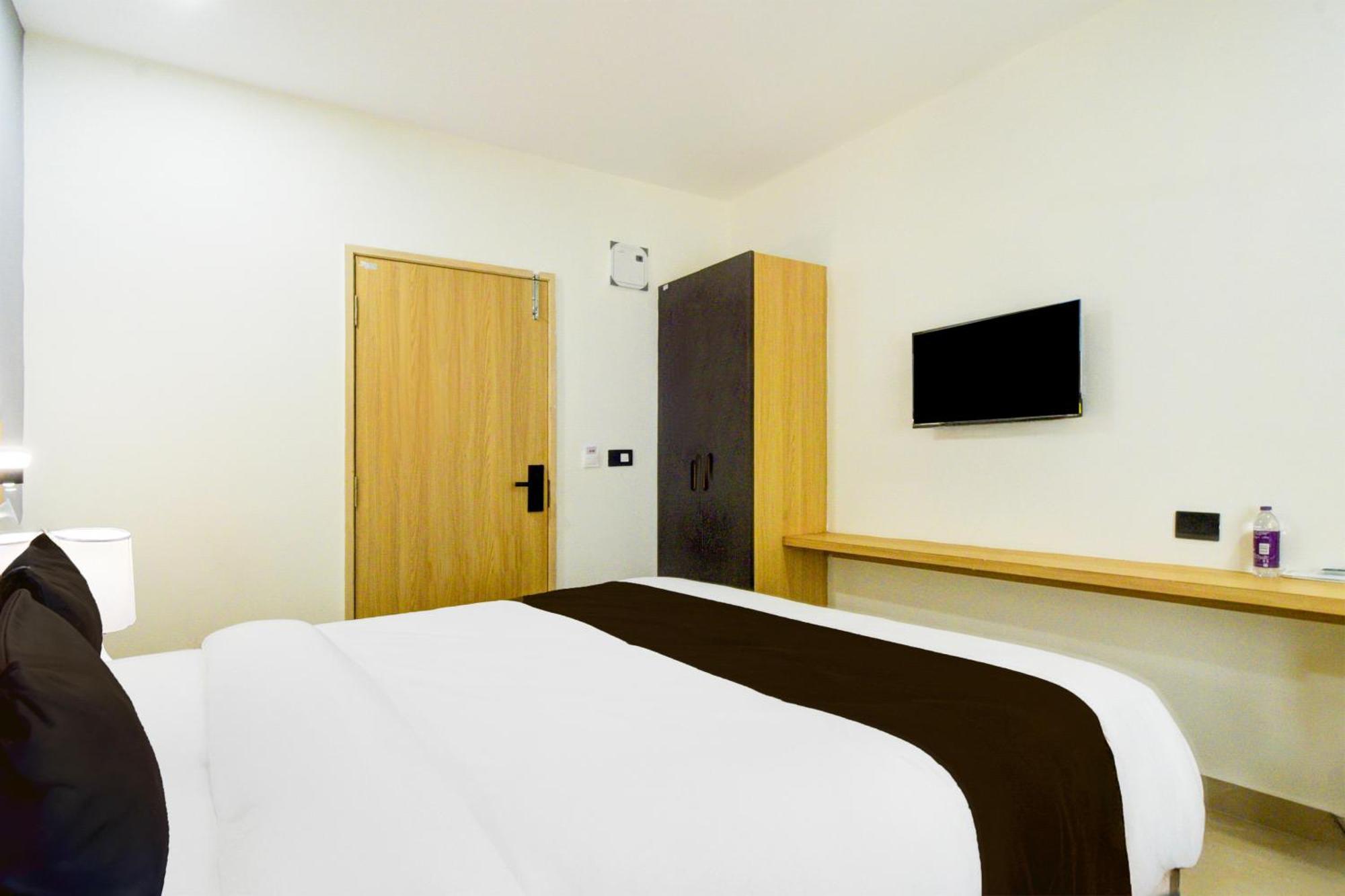 Townhouse Aarav Business Hotel Haiderabad Buitenkant foto